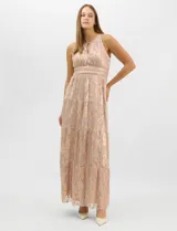 Vestido largo de fiesta con escote halter y apertura frontal en forma de gota. Presenta una faja en la cintura decorada con apliques de strass y una falda maxi estructurada en paneles escalonados con pliegues. Posee cierre invisible en la espalda y forro interno.