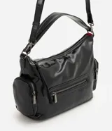 Cartera shoulder mediana Satinato de cuero sintético negro con acabado brillante, cierre superior, bolsillo frontal y bolsillos laterales con cierre. Cuenta con asa fija para el hombro y correa ajustable desmontable, además de herrajes metálicos oscuros.