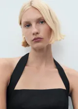 Mono largo de lino con escote halter y tirantes anchos. Presenta un diseño de corte recto, cierre de cremallera en la parte posterior y panel fruncido elástico para un mejor ajuste.