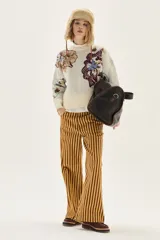 Sweater de cuello redondo con diseño de jacquard floral en cuerpo y mangas, confeccionado en tejido de punto con terminaciones acanaladas en puños y ruedo.