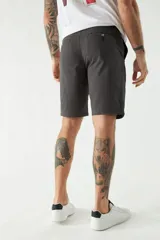 Bermuda de gabardina color gris claro, con bolsillos laterales y traseros.