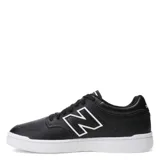 Championes urbanos New Balance modelo 480, color negro con detalles en blanco, confeccionados en cuero, con logo "N" característico en los laterales y suela de goma.