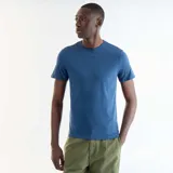 Remera lisa de manga corta en color azul oscuro, con cuello redondo y diseño slim fit.