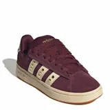 Championes Adidas Grand Court Alpha 00S, de color bordó con franjas laterales en tono natural y detalles dorados. Cuentan con cordones anchos y suela de plataforma baja.