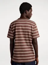 Camiseta de manga corta con cuello redondo, confeccionada en algodón con diseño de rayas horizontales en tonos marrón y blanco.