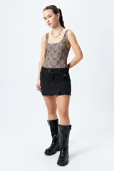 Body negro de tejido de punto con textura acanalada, escote cuadrado y breteles anchos.