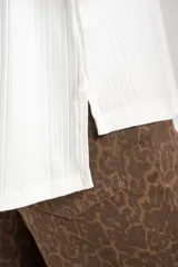 Remera blanca de viscosa con elastano, corte oversize y mangas 3/4.