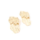 Aros colgantes dorados con textura irregular.