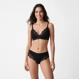 Soutien bralete negro confeccionado en tejido acanalado con detalles de encaje en las copas y los bordes. Cuenta con tirantes regulables y una banda elástica bajo el busto con pequeña aplicación metálica de la marca.