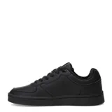 Championes urbanos Umbro modelo Milo, color negro con detalles en gris. Presentan diseño de corte bajo, cierre con cordones, puntera perforada para mayor ventilación y logo de la marca en el lateral y la lengüeta.