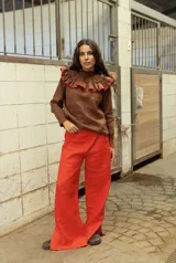 Pantalón de lino de corte recto y tiro alto, con diseño de pierna ancha y aberturas laterales en el ruedo.