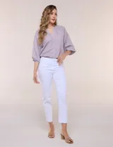 Pantalón color beige de corte entallado y largo cropped, confeccionado en tejido de punto con elasticidad técnica. Cuenta con pretina ancha y plana, bolsillos simulados al frente y bolsillos tipo ojal en la parte posterior.