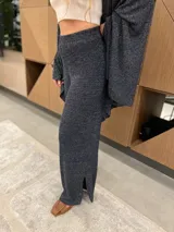 Pantalón de punto acampanado con tajos laterales, confeccionado en tejido con lurex y viscosa.