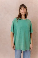 Remera de algodón con efecto lavado, de corte oversize, con cuello redondo y mangas cortas amplias.