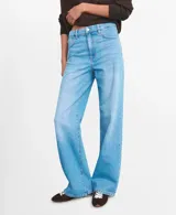 Jeans tiro medio de corte wide leg y diseño amplio en las piernas, en tono azul claro con efecto ligeramente desgastado.