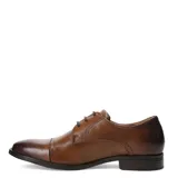 Zapato de vestir tipo oxford para hombre, confeccionado en cuero color marrón con acabado degradado en la puntera. Presenta cierre mediante cordones y costuras decorativas en los laterales.