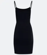 Vestido corto ajustado al cuerpo, confeccionado en tejido de punto de algodón con elastano. Presenta escote recto y breteles finos, con un diseño minimalista y versátil.