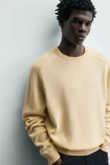 Jersey de punto con mezcla de lana y cashmere, de corte regular fit, cuello redondo y manga larga con acabados en rib.