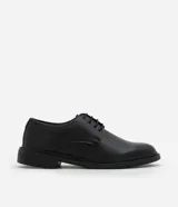 Zapato masculino estilo Oxford, color negro, con punta redonda y cierre de cordones. Posee suela robusta de goma.