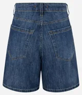 Bermuda de jean para mujer, con trabillas en la cintura, bolsillos y cierre tradicional. Confeccionada 100% en algodón certificado BCI.