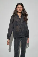 Blusa negra de tela semitransparente con diseño de rayas verticales texturizadas, cuello con volados y cierre frontal de botones.