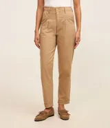 Pantalón mom fit de tiro alto color tostado, con pliegues en la cintura, trabillas para cinturón y bolsillos laterales.