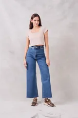 Top color beige de lurex, corte crop y mangas cortas.