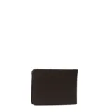 Billetera de cuero color marrón oscuro con detalle de solapa lateral en tono marrón más claro y logo de la marca grabado en la parte inferior.