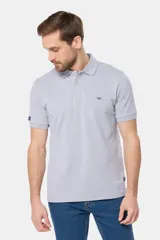Remera polo azul con cuello en rib y botones personalizados.