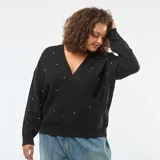 Sweater negro de punto con cuello cruzado tipo solapa, manga larga y detalle de strass de fantasía aplicado en toda la prenda.