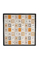 Pañuelo cuadrado con diseño de cuadrícula que alterna ilustraciones de caballos, cascos de equitación y textos manuscritos en tonos naranja, gris y beige, con borde negro.