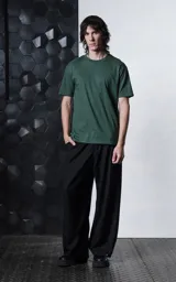 Remera de manga corta y cuello redondo, con calce regular y detalle de recorte en la espalda. Confeccionada en algodón premium de tacto suave.