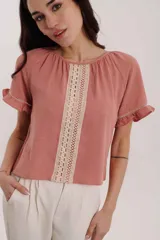 Blusa rosa con cuello redondo, mangas cortas con volados y detalle de encaje vertical en el frente.