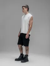 Musculosa de corte oversize con hombros caídos y cuello redondo, confeccionada en algodón premium. Presenta un diseño holgado y relajado.