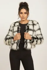 Chaqueta corta de piel sintética con estampado a cuadros en blanco y negro, de corte recto y manga larga.