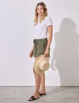 Short gris melange de algodón, con pretina ancha elastizada, lazo de ajuste y bolsillos delanteros y traseros.