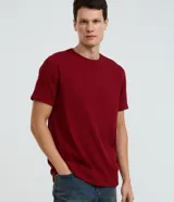 Remera de media malla verde militar con cuello redondo y mangas cortas, de corte clásico.