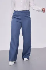 Pantalón de vestir azul piedra, tiro alto, corte recto y pierna ancha.