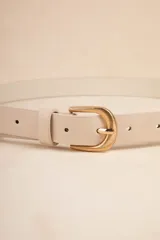 Cinturón color beige de cuero sintético con hebilla dorada texturizada.