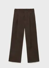 Pantalón de corte recto y tiro medio, confeccionado en tejido de lyocell. Presenta cierre de cremallera con doble botón, trabillas para cinturón, detalle de pinzas frontales y bolsillos laterales.
