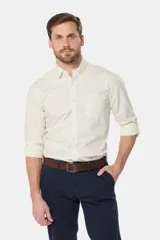 Camisa de hombre color celeste, de manga larga con presilla para enrollar, bolsillo en el pecho y confeccionada 100% en algodón.