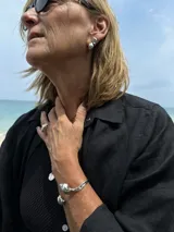 Par de aros de plata 925 con textura irregular y cierre mariposa.