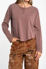 Remera de algodón lavado con corte oversize, cuello redondo y mangas largas.