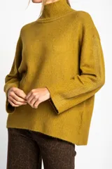 Sweater celeste de punto con cuello alto y mangas largas.