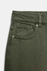 Pantalón de jean tiro alto con diseño wide leg y pernera ancha fluida. Cuenta con cinco bolsillos, cierre frontal con cremallera y botón.