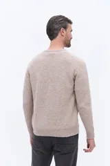 Sweater de tejido suave con cuello redondo y mangas raglan, de calce regular y estructura cómoda.