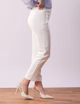 Pantalón de vestir corte recto, largo al tobillo, color blanco. Pretina con broche interno y cierre. Delantera con bolsillos.