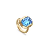 Anillo de aleación de metales con baño de oro 18k, presenta un diseño minimalista con un cristal azul facetado de corte rectangular en el centro.