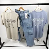 Remera color beige de algodón con estampa en la espalda con el texto "Cafe del Mar Ibiza" y una frase en inglés. Corte clásico y cuello redondo.