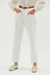 Pantalón de jean blanco, de corte recto, tiro alto y largo cropped. Presenta bolsillos delanteros y traseros, y ruedo desflecado. Incluye cinturón de cuero marrón con hebilla metálica. Lavado ice wash.